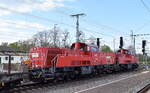 DB Cargo AG [D] mit der Doppeltraktion  261 090-5  (NVR:  92 80 1261 090-5 D-DB ) +  261 011-1  (NVR:  92 80 1261 011-1 D-DB ) und einem gemischten Güterzug am 02.05.23 Vorbeifahrt Magdeburg Hbf.