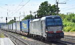 DB Cargo AG [D] / Mercitalia Rail S.r.l., Roma [I] mit der MRCE Vectron  X4 E - 700  (NVR-Nummer: 91 80 6193 700-2 D-DISPO] und KLV-Zug am 31.05.23 Höhe Bahnhof Saarmund.