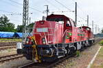 DB Cargo AG, Mainz mit dem Lokzug  261 022-8  (NVR:  92 80 1261 022-8 D-DB ) mit  294 889-1  (NVR:  98 80 3294 889-1 D-DB ) am Haken am 19.06.23 Durchfahrt Bahnhof Ruhland.