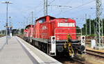 DB Cargo AG, Mainz mit dem Lokzug  294 889-1  (NVR:  98 80 3294 889-1 D-DB ) am Haken von  261 022-8  (NVR:  92 80 1261 022-8 D-DB ) am 19.06.23 Durchfahrt Bahnhof Ruhland.