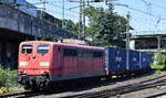 DB Cargo AG, Mainz mit der Railpool Lok  151 034-6  (NVR:  91 80 6151 034-6 D-Rpool ) und einem Containerzug am 13.06.23 Vorbeifahrt Bahnhof Hamburg Harburg.