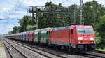 DB Cargo AG, Mainz mit ihrer  185 212-8  (NVR:  91 80 6185 212-8 D-DB ) und einem Schüttgutwagenzug (Innofreight RockTainer ORE) am 06.07.23 Höhe Bahnhof Dedensen-Gümmer.