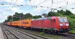 DB Cargo AG, Mainz mit ihrer  185 070-0  (NVR:  91 80 6185 070-0 D-DB ) und einem Containerzug am 06.07.23 Höhe Bahnhof Dedensen-Gümmer.