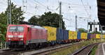 DB Cargo AG [D] mit ihrer  189 006-0  [NVR-Nummer: 91 80 6189 006-0 D-DB] und einem Containerzug am 19.07.23 Höhe Bahnhof Magdeburg-Neustadt.