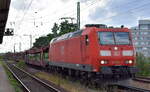 DB Cargo AG [D] mit ihrer  185 154-2  [NVR-Nummer: 91 80 6185 154-2 D-DB] und einem PKW-Transportzug (leer) am 19.07.23 Höhe Bahnhof Magdeburg-Neustadt.