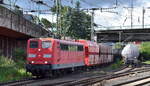 DB Cargo AG, Mainz mit der Railpool Lok  151 048-6  (NVR:   91 80 6151 048-6 D-Rpool ) und gemischten Güterwagen Richtung Maschen am 03.08.23 Höhe Bahnhof Hamburg-Harburg.