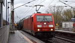 DB Cargo AG, Mainz mit ihrer  185 302-7  (NVR:  91 80 6185 302-7 D-DB ) und einem gemischten Kesselwagenzug am 29.12.23 Durchfahrt Bahnhof Berlin-Hohenschönhausen.