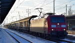 DB Cargo AG, Mainz mit ihrer  185 014-8  (NVR:  91 80 6185 014-8 D-DB ) und einem gemischten Güterzug Richtung Frankfurt (Oder) am 18.01.24 Durchfahrt Bahnhof Schönefeld (bei Berlin).