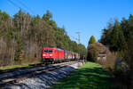 185 276 DB Cargo mit einem gemischten Güterzug bei Ochenbruck Richtung Nürnberg, 23.04.2021