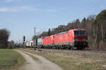 DB Vectron-Doppel (führend 193 334) mit einem KV-Zug bei Eglharting, 06.02.2024