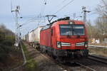 DB Cargo AG, Mainz mit ihrer  193 352  (NVR:  91 80 6193 352-2 D-DB ) und einem KLV-Zug am 26.02.24 Durchfahrt Bahnhof Berlin Hohenschönhausen.