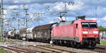 DB Cargo AG, Mainz mit ihrer  152 098-0  [NVR-Nummer: 91 80 6152 098-0 D-DB] und einem gemischten Güterzug am 18.04.24 Höhe Bahnhof Rodleben.