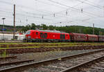 Ich war schon überrascht dass ich diese neuen Zweikraftlokomotiven „Siemens Vectron Dual Mode light“ (BR 249) der DB Cargo AG in Kreuztal nun schon sehen konnte und dann auch gleich 3 Stück. Am 21 Mai 2024 waren hier die 249 002-7 (0 80 2249 002-7 D-DB), die 249 003-5 (90 80 2249 003-5 D-DB) und die 249 006-8 (90 80 2249 006-8 D-DB).

Hier drückt die 249 002-7 (0 80 2249 002-7 D-DB) der DB Cargo AG einen Güterzug im Last-Mile-Modus (mit Dieselantrieb) vom Abstellbereich beim Bahnhof Kreuztal zum Rangierbahnhof (Rbf Kreuztal). Da hier Oberleitungen vorhanden sind, wäre eigentlich der Last-Mile-Modus (Dieselantrieb) nicht nötig, aber vermutlich war es ein Test- bzw. Schulungsbetrieb.

Die Vectron Dual Mode light 249 002-7 der Baureihe 249 wurden 2022 von Siemens Mobility GmbH in München-Allach unter der Fabriknummer 23060 gebaut. Die Lok war von Ende Mai 2022 erst durch Siemens Mobility GmbH, als 90 80 2249 002-7 D-SDEHC registriert/eingestellt. Erst nach der Abnahme durch die DB Cargo und den Verkauf an diese im März 2024 wurde sie als 90 80 2249 003-5 D-DB eingestellt. Die Loks der Baureihe 249 haben die Zulassung für Deutschland und eine Höchstgeschwindigkeit von 120 km/h.

Diese Lokomotivbaureihe wird man bald auf deutschen Gleisen wohl oft sehen können. Denn die DB Cargo erneuert seine Rangier- und Strecken-Lokflotte und beschafft neue Zweikraftlokomotiven der BR 249, als Ersatz für die älteren Diesellokomotiven der Reihe 294 (V 90). Es wurde Rahmenvertrag mit dem Hersteller Siemens Mobility über bis zu 400 Fahrzeuge, die einem Investitionsvolumen von deutlich über einer Milliarde Euro entsprechen, angeschlossen. Geliefert werden Lokomotiven vom Typ Vectron Dual Mode light mit spezifischen Anpassungen für das von DB Cargo geplante Einsatzspektrum. 
Zunächst bestellt die DB Cargo 150 Loks der Baureihe 249. Diese DB Loks sind aber stark modifiziert, so beträgt bei ihnen die Achslast maximal 21 t (statt 22,5 t). Sie besitzen in den Führerständen jeweils einen zusätzlichen Seitenfahrschalter sowie ein Schwanenhalsmikrofon. Weitere Unterschiede sind die Ausrüstung mit Rangierkupplungen Rk900, Rangiertritten neben den Puffern, zusätzlichen Überwachungskameras zur Überwachung des Raumes zwischen den Lokomotiven und Warnleuchten für den Betrieb mit Funkfernsteuerung.

Die Loks der Baureihe 249 (Vectron Dual Mode light) besitzen gegenüber der BR 248 einem kleineren Dieselmotor von Cummins (QST 30-L) mit einer Leistung von 950 kW (anstatt des MTU 16V 4000 R84 mit 2.400 kW Leistung). Allein durch den kleineren Motor wurden ca. 5,5 t Gewicht eingespart.  So ist die speziell für die Anforderungen von DB Cargo optimierte „Vectron Dual Mode light“ imehrere Tonnen leichter als herkömmliche Modelle und kann so auch auf Nebenstrecken und Gleisanschlüssen mit geringerer Traglast eingesetzt werden. Diese Eigenschaften machen sie besonders geeignet für den Einzelwagenverkehr, der durch die Reduzierung des Lokwechsels schneller und effizienter wird-

TECHNISCHE DATEN der Vectron Dual Mode light (BR 249)
Einsatzbereich: Güterverkehr und Zugbildung
Spurweite: 1.435 mm (Normalspur)
Achsformel: Bo'Bo'
Länge über Puffer: 20 510 mm
Drehzapfenabstand: 10.800 mm
Achsabstand im Drehgestell: 2.700 mm
Breite: 3.020mm
Höhe:  4.220 mm
Raddurchmesser : 1.100 mm (neu) / 1.020 mm (abgenutzt)
Gewicht:  84 t (bei vollen Vorräten)
Achslast: 21 t
Spannungssysteme (bei E-Betrieb): 15 kV, 16,7 Hz
Dieselmotor: Gedrosselten  V12-Zylinder -Viertakt-Dieselmotor mit Turboaufladung und Ladeluftkühlung, vom Typ Cummins QST 30-L
Dieselmotorleistung an der Kurbelwelle (gedrosselt): 950 kW (1.291 PS)
max. Dieselmotorleistung (Kw): 1.119 kW (1.521 PS)
Motorhubraum 30,5 Liter (Bohrung 140 mm x Hub 165 mm)
Dieselmotor Nenndrehzahl: 2.100 U/min
Dieselmotor Motorgewicht (trocken): 3.555 kg
Max. Leistung am Rad E-Antrieb: 2.210 kW  (3.005 PS)
Max. Leistung am Rad Dieselbetrieb: 750 kW (1.020 PS) / max. 926 kW möglich
Höchstgeschwindigkeit:120 km/h
Antriebsart: elektrisch oder dieselelektrisch
Kraftübertragung :Teilabgefederter Antrieb (Ritzelhohlwellenantrieb)
Kraftstoffbehälter Nutzvolumen: 1.500 Liter
Anfahrzugskraft:  300 kN
Elektrische Bremskraft: 150 kN
Elektrische Bremsleistung (am Rad): E-Betrieb 2.210 kW / Dieselbetrieb 1.000 kW
Doppeltraktion: Über WTB ÖBB mit typgleichen Fahrzeugen 
Zugsicherung: PZB / für ETCS vorbereitet