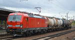 DB Cargo AG [D] mit  193 380  [NVR-Nummer: 91 80 6193 380-3 D-DB] und einigen Kesselwagen am 17.09.19 Durchfahrt Bahnhof Flughafen Berlin Schönefeld.