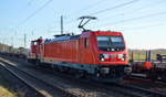 DB Cargo AG [D] mit  187 191  [NVR-Nummer: 91 80 6187 191-2 D-DB] und  362 423-6  (NVR:  9880 3 362 423-6 D-DB 9) am Haken Richtung Rangierbahnhof Seddin am 18.12.20 Bf.