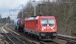 DB Cargo AG [D] mit  187 128  [NVR-Nummer: 91 80 6187 128-4 D-DB] mit5 zwei Kesselwagen am 27.01.21 Berlin Buch.