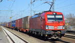 DB Cargo AG [D] mit  193 372  [NVR-Nummer: 91 80 6193 372-0 D-DB] und Containerzug am 01.03.22 Durchfahrt Bf.