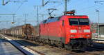 DB Cargo AG [D] mit  152 006-3  [NVR-Number: 91 80 6152 006-3 D-DB] und gemischtem Güterzug am 01.03.22 Durchfahrt Bf.