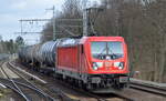 DB Cargo AG [D] mit  187 138  [NVR-Nummer: 91 80 6187 138-3 D-DB] und Kesselwagenzug am 15.03.22 Berlin Buch.