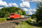 185 067 DB Cargo mit dem Tchibo Containerzug bei Postbauer-Heng Richtung Nürnberg, 25.07.2020
