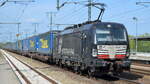 DB Cargo AG [D] / Mercitalia Rail S.r.l., Roma [I] mit der MRCE Vectron  X4 E - 700  [NVR-Nummer: 91 80 6193 700-2 D-DISPO] und KLV-Zug nach Verona am 29.04.22 Durchfahrt Bf.