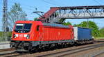 DB Cargo AG [D] mit  187 084  [NVR-Nummer: 91 80 6187 084-9 D-DB] und einem Güterwagen Richtung Rbf.