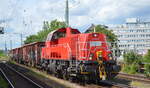 DB Cargo AG, Mainz mit  261 088-9  (NVR:  92 80 1261 088-9 D-DB ) und vier offenen Drehgestell-Güterwagen am 08.06.22 Vorbeifahrt Bahnhof Magdeburg-Neustadt.