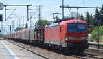 DB Cargo AG [D] mit  193 398  [NVR-Nummer: 91 80 6193 398-5 D-DB] und einem Coilzug am 24.06.22 Durchfahrt Bahnhof Golm.