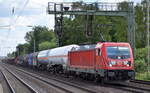 DB Cargo AG [D] mit  187 142  [NVR-Nummer: 91 80 6187 142-5 D-DB]und gemischtem Güterzug am 05.07.22 Vorbeifahrt Bahnhof Dedensen/Gümmer.