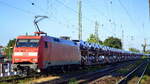 DB Cargo AG [D] mit  152 033-7  [NVR-Nummer: 91 80 6152 033-7 D-DB] und einem PKW-Transportzug am 24.08.22 Vorbeifahrt Bahnhof Magdeburg-Neustadt.