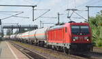 DB Cargo AG [D] mit  187 190  [NVR-Nummer: 91 80 6187 190-4 D-DB] und einem gemischten Kesselwagenzug am 25.08.22 Durchfahrt Bahnhof Niederndodeleben.
