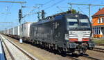 DB Cargo AG [D] / Mercitalia Rail S.r.l., Roma [I] mit der MRCE Vectron  X4 E - 708  [NVR-Nummer: 91 80 6193 708-5 D-DISPO] und KLV-Zug am 10.10.22 Durchfahrt Bahnhof Golm.