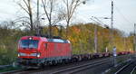 DB Cargo AG [D]  mit  193 392  [NVR-Nummer: 91 80 6193 392-8 D-DB] und einem Ganzzug Containertragwagen (leer) am 09.11.22 Berliner Außenring Höhe Mönchmühle Nähe Berlin.