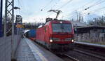 DB Cargo AG [D] mit  193 387  [NVR-Nummer: 91 80 6193 387-8 D-DB] und Containerzug Richtung Frankfurt/Oder am 23.12.22 Durchfahrt Bahnhof Berlin Hohenschönhausen.