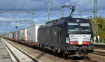 DB Cargo AG (D) / Mercitalia Rail S.r.l., Roma [I] mit der MRCE Vectron  X4 E - 710  [NVR-Nummer: 91 80 6193 710-1 D-DISPO] und KLV-Zug am 19.10.22 Durchfahrt Bahnhof Golm.