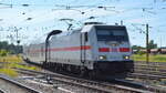 DB Fernverkehr AG [D] mit  146 552-5  [NVR-Nummer: 91 80 6146 552-5 D-DB] und einem Intercity-Zug bei der Einfahrt im Bahnhof Riesa am 22.06.22 