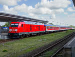 BR 245 027 mit einem RE 6 Ersatzzug nach Westerland (Sylt) in Heide (Holst), 03.05.2018.