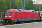 Abgestellter IC mit der Lok 101 074 am Bahnsteig 3 in Binz.