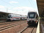 Kreuzen der IC der neuen Generation, Der Triebzug 4109 nach Dresden steht auf Gleis 3 und der Triebzug 4114 in Richtung Rostock steht auf Gleis 4 im Bahnhof Flughafen Berlin Schönefeld am 15. Mai 2019.