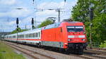 DB Fernverkehr AG [D] mit  101 126-1 [NVR-Nummer: 91 80 6101 126-1 D-DB] mit IC-Wagengarnitur Durchfahrt Bf.