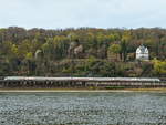 Eine ICE-Garnitur (411 567) auf der linken Rheinseite bei Remagen, so gesehen Mitte April 2021.