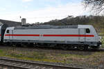 Die Elektrolokomotive 146 574-9 (2852) schiebt einen IC2, so gesehen Ende April 2021 in Wuppertal-Unterbarmen.