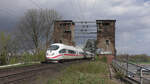 DB 406 054-7 rollt am Mittag des 09.04.2022 über die Kölner Südbrücke in Richtung Bonntor.