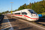 Triebzug 9466 - 5 812 066‑9 - Durchfahrt durch Otting-Weilheim - 06.08.2022