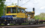 Ein Gleisbauzug der DB Netz Instandhaltung mit insgesamt drei BAWOMAG 54.22 wobei einer in der Mitte zwischen zwei Drehgestell-Flachwagen gehakt war, 27.04.18 Berlin-Wuhlheide.