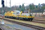 DB Netz Instandhaltung 711 206 mit Flachwagen am 11.12.21 in Wiesbaden Hbf vom Bahnsteig aus fotografiert
