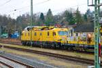 DB Netz Instandhaltung 711 206 am 11.12.21 in Wiesbaden Hbf vom Bahnsteig aus fotografiert 