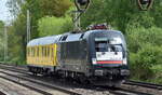 DB Netz Instandhaltung mit dem MRCE Taurus  182 524-9  [NVR-Nummer: 91 80 6182 524-9 D-DISPO] und einem Mess-Steuerwagen  721 201  (99 80 93-60 009-1 Dienst mzf) bei Messfahrten am 09.05.23 Vorbeifahrt Bahnhof Dedensen-Gümmer.