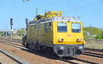 DB Netz Instandsetzung mit einem ihrer drei Plasser & Theurer Motorturmtriebwagen (MTW) BR 709 bei der Durchfahrt Bf. Flughafen Berlin-Schönefeld.