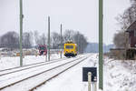 1.2.2021 Triebwagen 708 323 Netz Instandhaltung auf freier Strecke bei Sandergroden zwischen Sande und Varel. Der Triebwagen fährt Richtung Varel. Die Strecke wird zur Zeit elektrifiziert. Die Masten für die Oberleitung stehen schon.